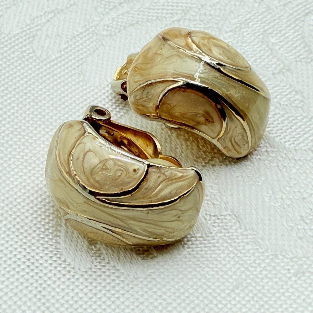 Vintage Gold Tone Chunky Beige Enamel Swirl Enamel Curved Clip-On Earrings